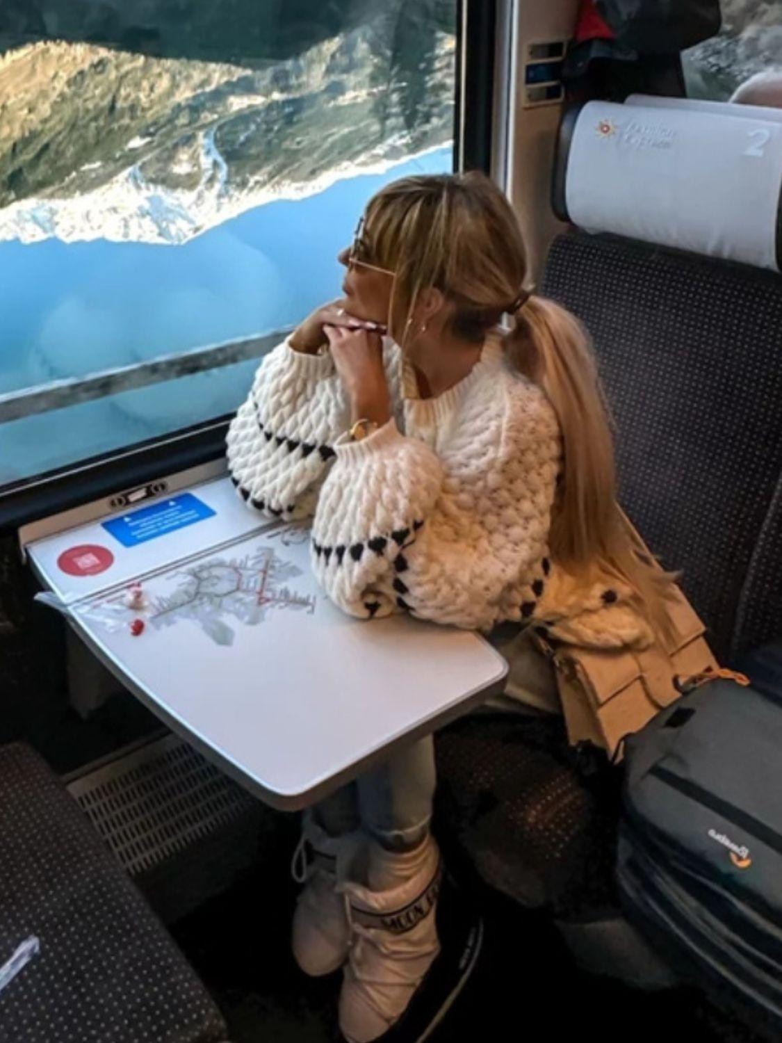 Contrast Round Neck Long Sleeve Sweater.